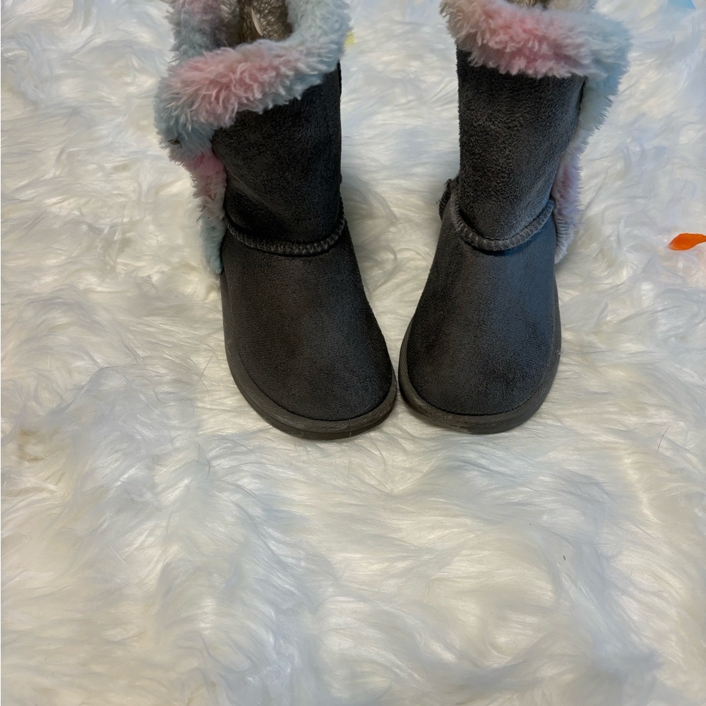 Girls toddler 7 Just Fab Kids suede design with fleeced lining boot. Gray/pink
